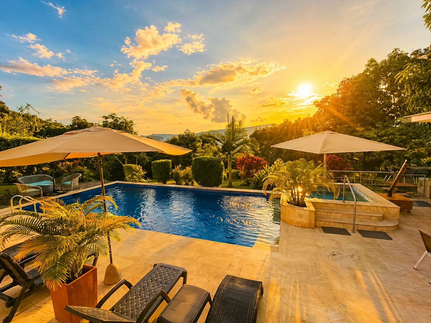 Piscina y jacuzzi con sombrillas al atardecer